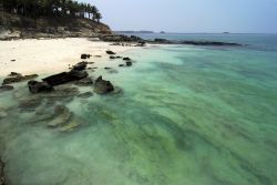 Rocce lungo il litorale di Contadora Island, Panama. Gli appassionati di snorkeling e diving troveranno un fondale con viste spettacolari e pesci colorati.


