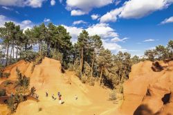 Rocce d'ocra nel Sentiero delle Ocre a Roussillon, nel dipartimento francese della Vaucluse. L'accesso al sentiero è a pagamento -  © leoks / Shutterstock.com