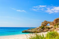 Rocce spettacolari in una delle spiagge di Dhermi in Albania