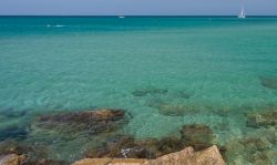 Rocce sulla parte orientale della spiaggia di Monticelli vicino ad Ostuni, Puglia.
