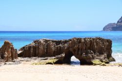 Rocce sulla spiaggia di Ponta da Calheta, all'estremità meridionale dell'isola di Porto Santo (Madeira, Portogallo).