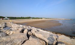 Rocce sulla spiaggia nei pressi di Jesolo, Veneto. La sabbia chiara, quasi ambrata, di queste spiagge deriva dallo smantellamento delle rocce dolomitiche trasportate dal bacino idrografico del ...