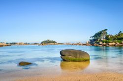 Rocce sulla spiaggia sabbiosa di Ploumanac'h in Bretagna, Francia 