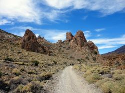 Scenari mozzafiato generati dalla millenaria erosione di vento e acqua sulle fragili rocce basaltiche nei pressi della caldera del Teide, a Tenerife.