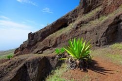Rocce scure di origine vulcanica sull'isola di São Nicolau, Capo Verde.