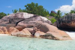 Rocce vulcaniche sulla spiaggia di Baie Lazare, isola di Mahe, Seychelles