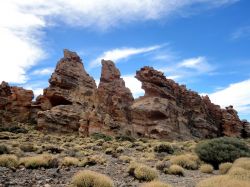 Ammassi di roccia vulcanica ai piedi del vulcano ...