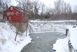 Rochester, stato di New York: una casa del XIX° secolo costruita vicino a una cascata in inverno - © Joseph Sorrentino / Shutterstock.com