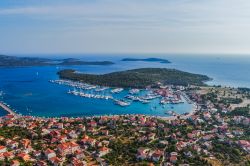 Nella parte di Rogoznica sul continente si trova la Marina Frapa, il famoso porto della cittadina sulla costa dalmata.