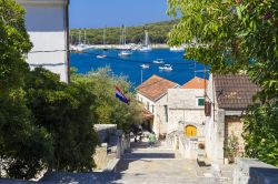 Rogoznica: il paesino sulla costa della Dalmazia (Croazia) in ua giornata di sole - foto © Joachim Bago / Shutterstock.com