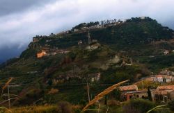 Rometta si trova a 600 m di quota in provincia di Messina, Sicilia - © Pinodario - Pubblico dominio, Wikipedia
