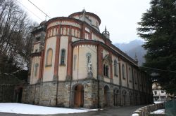 Rosazza, provincia di Biella, con la neve: uno scorcio della chiesa in inverno.
