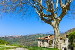 Roscigno Vecchia e il panorama delle colline del Cilento in Campania