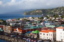 Roseau, capitale dell'isola di Dominica (Caraibi): una bella veduta del villaggio con il porto - © Meagan Marchant / Shutterstock.com