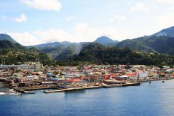 Roseau vista da una nave da crociera in arrivo al porto, isola di Dominica. Il grazioso centro abitato con le montagne verdeggianti sullo sfondo.




