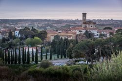 Rosignano Marittimo, Toscana, vista dall'alto dei colli. Il borgo è circondato da ulivi e pini come nella migliore tradizione delle campagne toscane.



