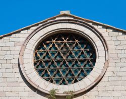 Il rosone della chiesa di San Francesco a Corciano Umbria - © Mi.Ti. / Shutterstock.com