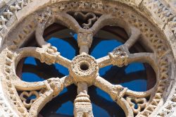 Dettagli della Chiesa di San Severino Abate a San Severo, Puglia: il rosone - la foto raffigura nel dettaglio il bellissimo rosone a sei raggi in pietra della facciata della Chiesa di San Severino ...