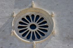 Rosone sulla facciata della cattedrale medievale di Trani, Puglia. Si tratta di uno degli edifiici religiosi simbolo della cittadina in provincia di Barletta-Andria-Trani.

