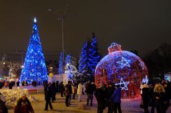 Rostov-on-Don, Russia: alberi di Natale decorati con luci lungo la strada del centro - © Vadim Anokhin / Shutterstock.com