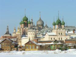Veduta innevata del Cremlino di Rostov Velikij, Russia - Pianta rettangolare circondata da possenti mura bianche intervallate da torri per il Cremlino di Rostov "la grande" che ospita ...