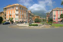 La fontana del polpo: un popolare punto di ritrovo a Rapallo - Piazza G.B. Pastene, che possiamo vedere nella foto, è ormai da tempo un popolare punto di ritrovo per i rapallesi, i quali ...