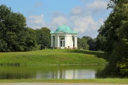 Monumento nel parco Karlsaue a Kassel, Germania - E' immersa nel verde del parco Karlsaue di Kassel questa bella costruzione architettonica circondata da un bel portico con colonne bianche ...