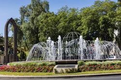 La Rotunda do Infante proprio di fronte alla statua dell'Infante Dom Henrique a Funchal, Madeira - foto © Karis48 / Shutterstock.com