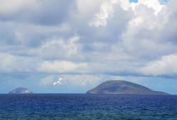 Round Island e Serpent Island al largo dell'isola di Mauritius - © Algonkins - Wikipedia