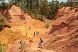 Roussillon: turisti lungo il Sentiero delle Ocre. Nel territorio circostante la cittadina francese di Roussillon si trovano alcuni dei più importanti giacimenti d'ocra del mondo - Kuznetsova ...