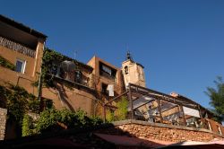 Roussillon è un piccolo villaggio di circa 1300 abitanti del dipartimento della Vaucluse, nella regione francese della Provence-Alpes-Côte d'Azur -  © / ...