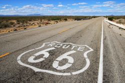 Il simbolo della Route 66 impresso sull'asflato della California