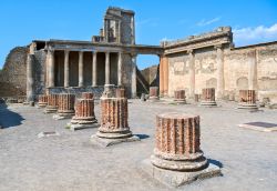 Rovine della basilica romana di Pompei, Campania - Edificio pubblico di epoca romana, la basilica, situata nell'angolo sud occidentale del foro, è molto simile ad un tempio greco. ...
