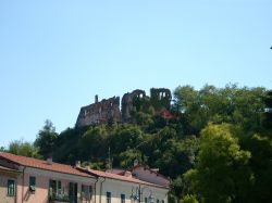 Rovine di un castello a Cairo Montenotte in Liguria - ©  Davide Papalini - CC BY 2.5 - Wikimedia Commons.