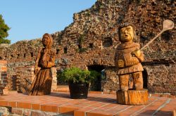 Rovine del Castello dei Cavalieri Teutonici a Torun, Polonia. Sculture in legno nel cortile dell'antico castello, unod ei primi ad essere costruito nella storica Terra di Chelmno - © ...