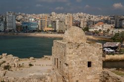 Rovine del Castello del Mare di Sidone, LIbano. Oggi questa fortezza è costituita principalmente da due torri collegate da un muro.
