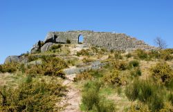 Rovine del castello di Castro Laboreiro (Melgaco) nel nord del Portogallo. La fortezza, o meglio ciò che ne rimane, sorge su una collina isolata a 1033 metri sopra i fiumi Minho e Lima.
 ...