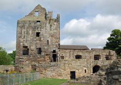 Le rovine del castello di Ravenscraig nei pressi di Kirkcaldy, Scozia, UK. Invaso dalle truppe britanniche di Oliver Cromwell nel corso del XVII° secolo, il castello subì gravi danni ...
