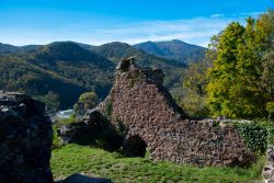 Le rovine del castello Engelsbourg nel villaggio di Thann, monti Vosgi, Francia. Edificato nel 1224 per volere del conte Frédéric II de Ferrette, venne demolito nel 1673 su ordine ...