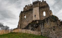 Rovine del castello medievale di Chalucet vicino a Limoges, Francia. Si trova nel Comune di Saint-Jean-Ligoure, a circa 10 km da Limoges. I resti dominano la confluenza dei fiumi Briance e Ligoure.
 ...