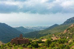 Rovine del convento dei padri carmelitani a Benicassim, Spagna, con la città e il mare sullo sfondo. Si trova ai piedi del massiccio del Maestrazgo.



