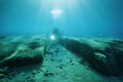 Rovine del porto romano di Soverato nel Mar Jonio, Calabria. In epoca romana si presuppone ci fosse un porto nella marina della città anche se non tutti gli studiosi sono concordi.
