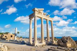 Rovine del tempio di Apollo a Side, nei pressi di Antalya, Turchia. Visitata per la sua vita di mare così come per le antiche rovine, Side si trova a 75 chilometri da Antalya. Ciò ...