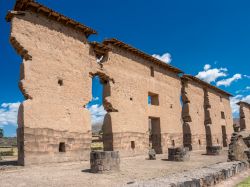 Rovine del Tempio di Raqchi (Wiracocha), sito archeologico inca fra Puno e Cusco (Perù).  Questo enorme complesso pre-ispanico era dedicato al culto del dio Wiracocha; oggi rimangono ...
