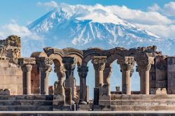 Rovine del tempio di Zvartnos a Yerevan, Armenia. Sullo sfondo il monte Ararat.



