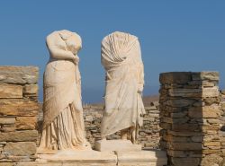 Rovine della casa di Cleopatra a Delos, Grecia. Due sculture senza testa nei pressi della casa di Cleopatra sull'isola di Delos, una delle più piccole delle Cicladi
