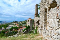 Rovine della chiesa di Santa Caterina nella città vecchia di Bar, Montenegro. Sullo sfondo, la torre dell'orologio - © Katsiuba Volha / Shutterstock.com 
