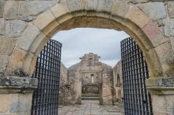 Rovine della chiesa medievale a Castelo Mendo, Portogallo.

