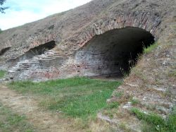 Le rovine della fortezza reale di Osijek, Croazia. I resti di questa fortificazione si trovano sulla sponda sinistra del fiume Drava e sono datati XVIII° secolo - © Adriana Iacob / ...