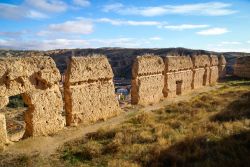 Rovine della mura fortificate di Daroca, Aragona, Spagna. La cinta muraria di epoca medievale si estende per circa 4 chilometri.
